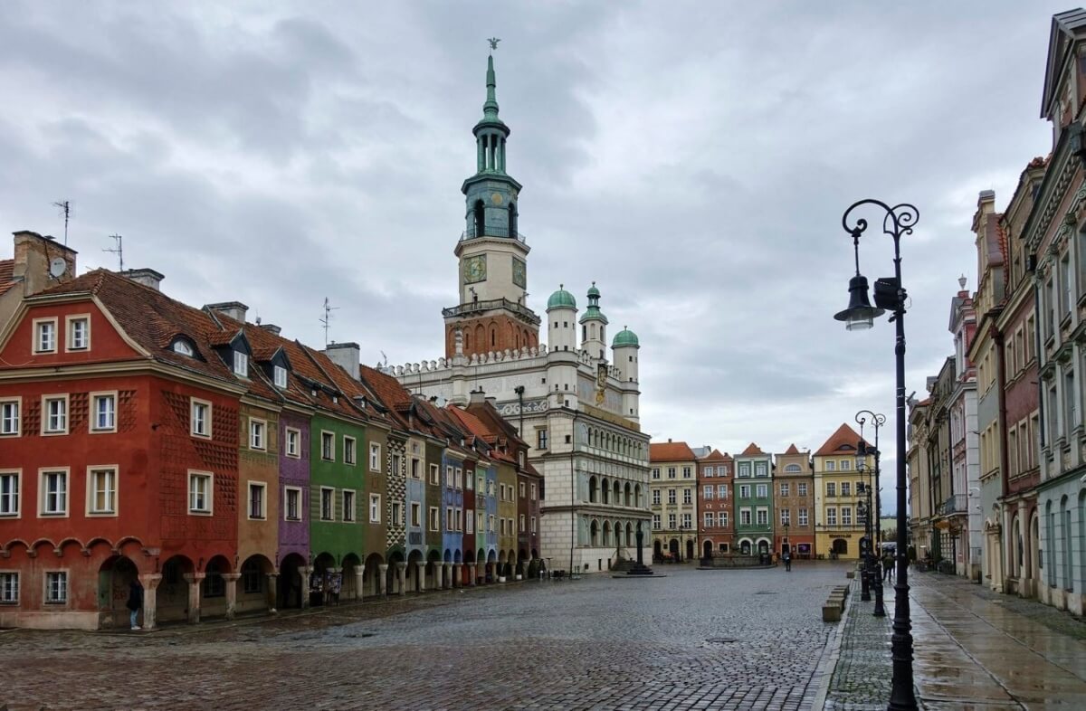 Stary Rynek w Poznaniu po rewaloryzacji — ratusz i nowa nawierzchnia
